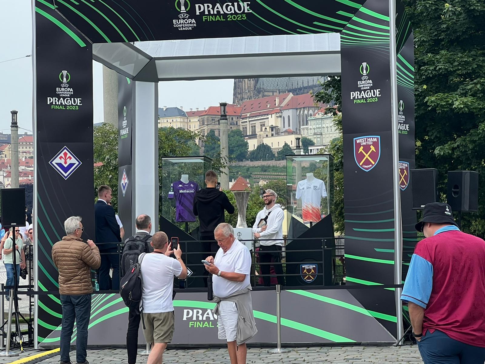 Da Praga, ci sono solo tifosi del West Ham a fare la fila per farsi la foto con la Coppa della Conference