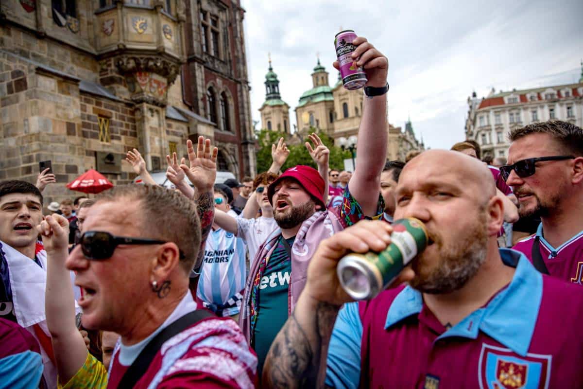 Gli scontri tra i tifosi del West Ham e quelli della Fiorentina: 16 fermati e 2 arrestati per resistenza