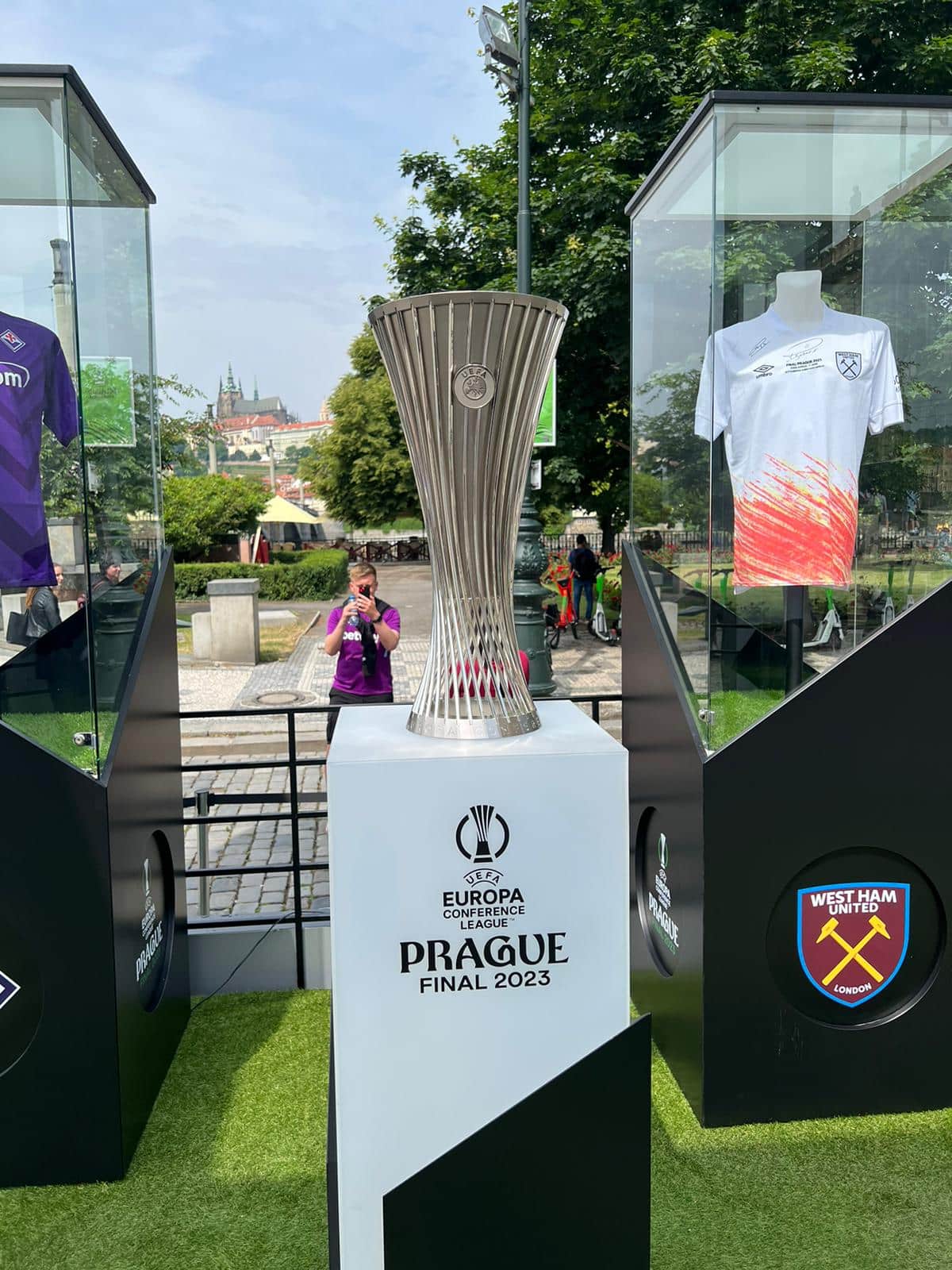 Da Praga, ci sono solo tifosi del West Ham a fare la fila per farsi la foto con la Coppa della Conference