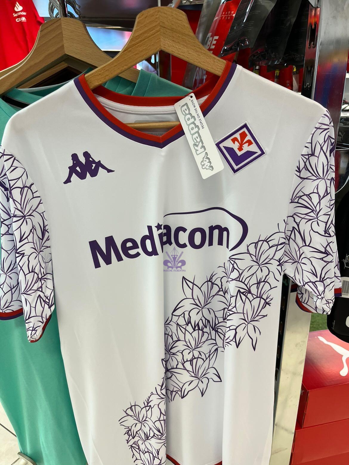 Ecco quella che dovrebbe essere la seconda maglia della Fiorentina per la prossima stagione