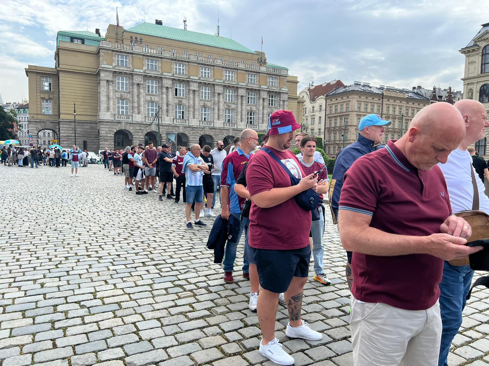 Da Praga, ci sono solo tifosi del West Ham a fare la fila per farsi la foto con la Coppa della Conference