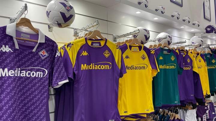 Ecco le nuove maglie d'allenamento della Fiorentina per la stagione 2023/24. Le foto