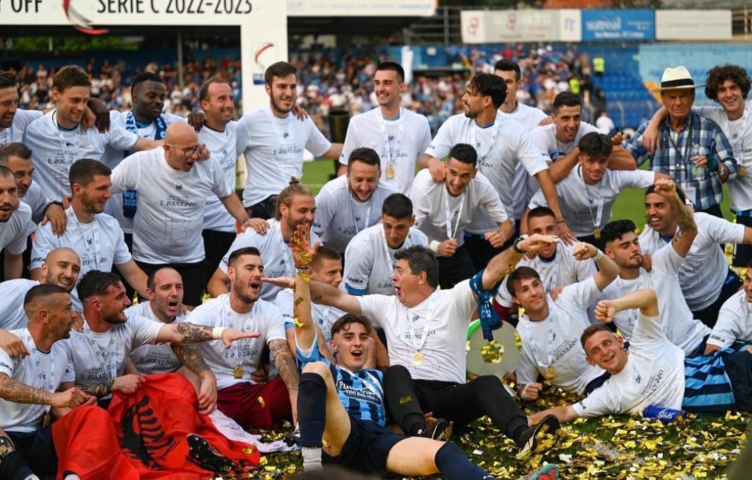 Barzelletta italiana, il Lecco non ha lo stadio per la B, non può iscriversi, riparte dalla serie D. Brescia ripescato