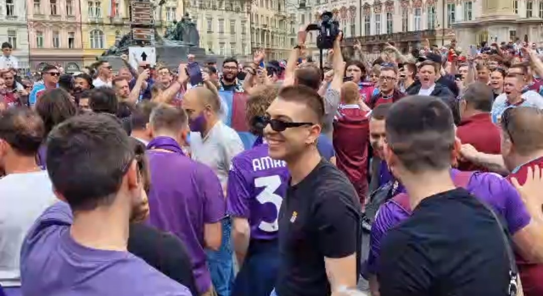 Da Praga, i tifosi del West Ham vedono i tifosi della Fiorentina in piazza e cantano cosi davanti a loro