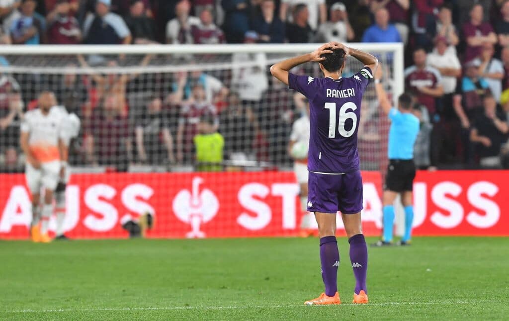Nico distrutto, Biraghi chiede scusa ai tifosi. E quelli del West Ham applaudono la Fiorentina