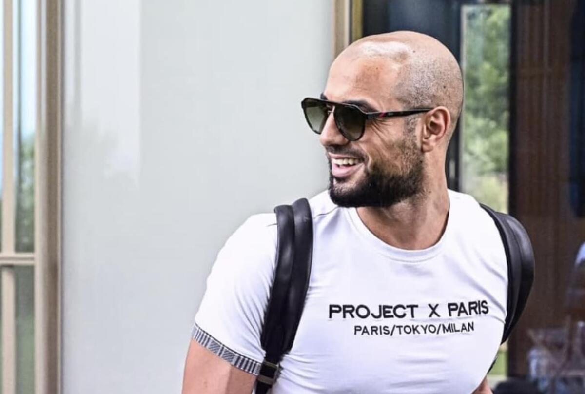 Un sorridente Amrabat ha raggiunto la Fiorentina al Viola Park. Inizia il suo ritiro viola - 
