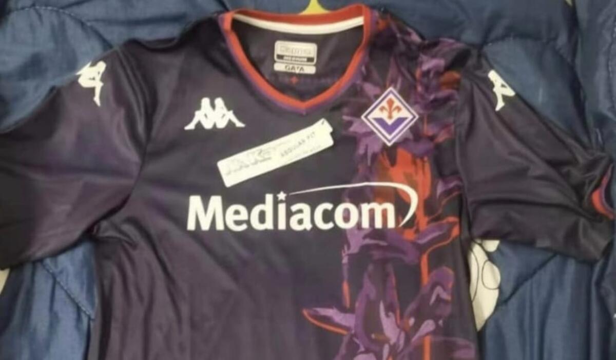 Ecco la terza maglia della Fiorentina per il 2023-24: ancora lo stile floreale a farla da padrona - 
