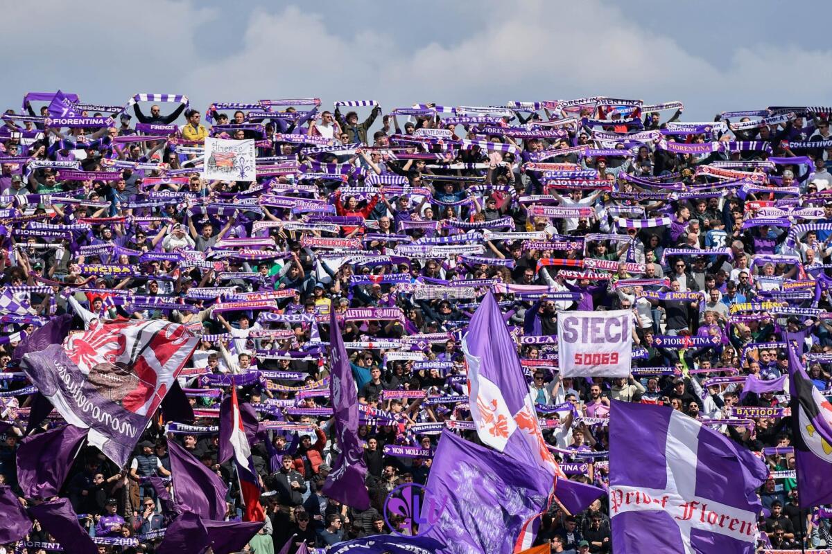 Continua a gonfie vele la campagna abbonamenti della Fiorentina: sono 11.500 le tessere - Tifosi Curva Fiesole