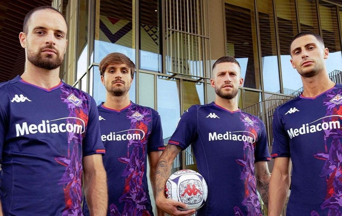 La terza maglia della Fiorentina: gigli stilizzati, disegnati in rosso e gradazioni di viola - 