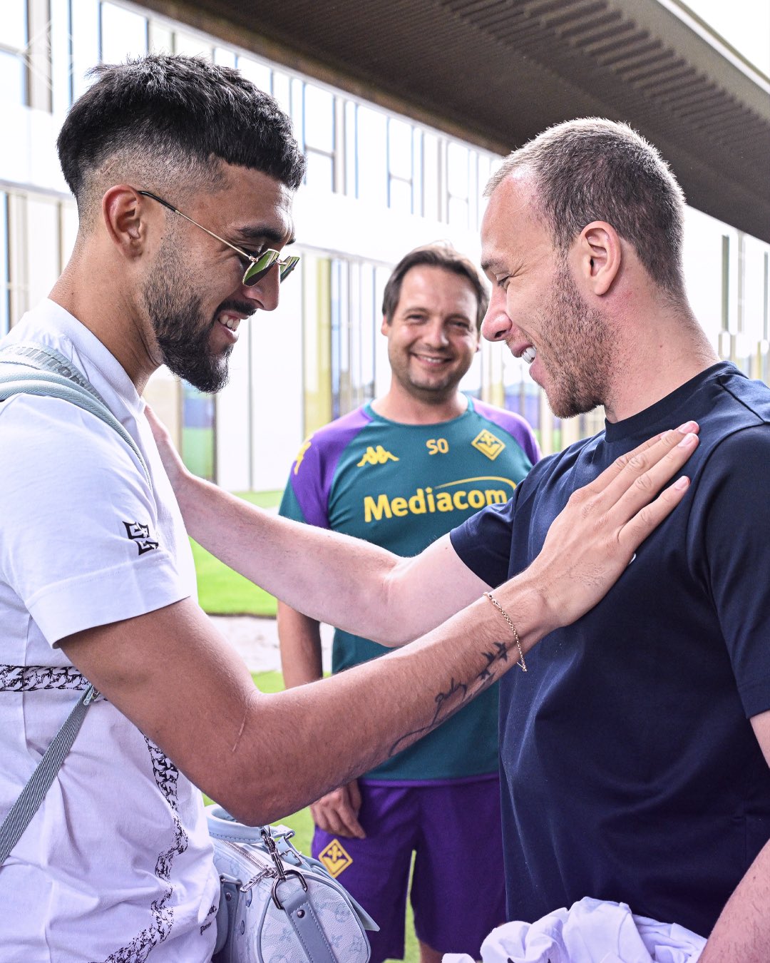 Nico Gonzalez è arrivato al Viola Park, incontro e abbraccio subito con Arthur. Inizia il suo ritiro