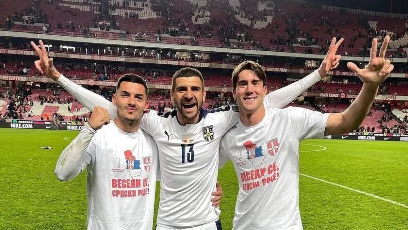I francesi non vogliano Vlahovic, i tifosi del PSG scrivono: "Vieni a Parigi, ti tagliamo tre dita"