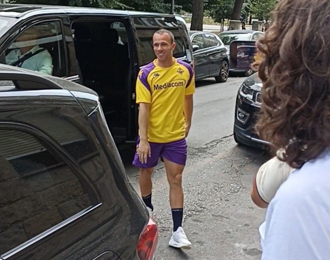 Arthur alle visite mediche con la Fiorentina: sorrisi ed entusiasmo al suo arrivo. Il video