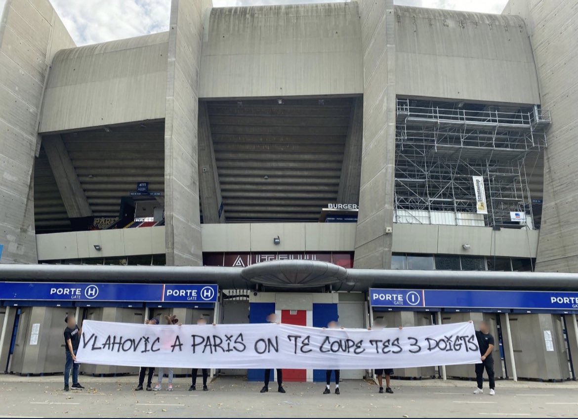 I francesi non vogliano Vlahovic, i tifosi del PSG scrivono: "Vieni a Parigi, ti tagliamo tre dita"