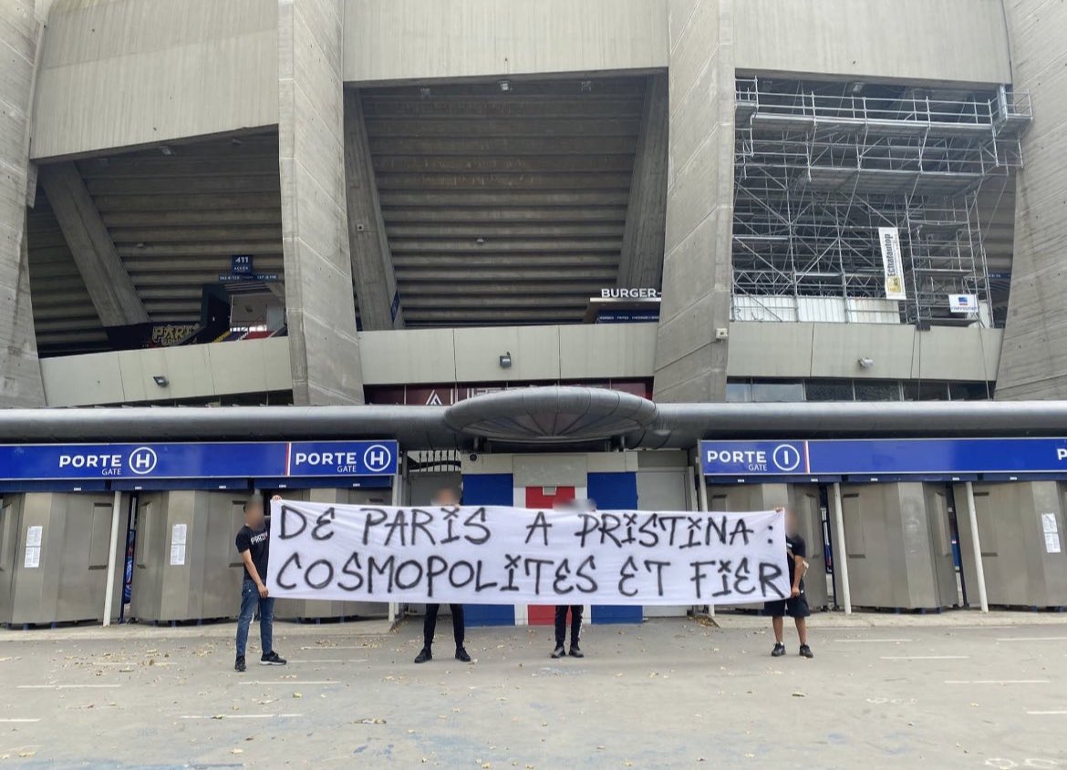 I francesi non vogliano Vlahovic, i tifosi del PSG scrivono: "Vieni a Parigi, ti tagliamo tre dita"