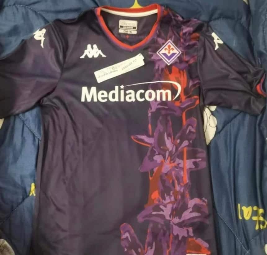 Ecco la terza maglia della Fiorentina per il 2023-24: ancora lo stile floreale a farla da padrona