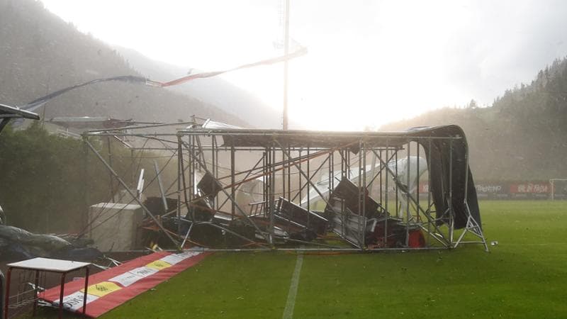 Paura a Moena, tromba d'aria e crolla torretta delle televisioni. Genoa annulla partita e allenamento