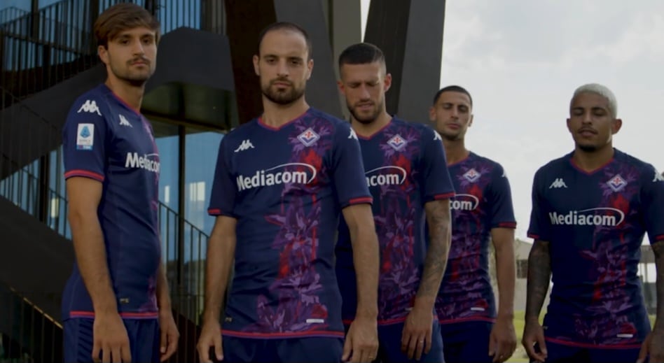 La terza maglia della Fiorentina: gigli stilizzati, disegnati in rosso e gradazioni di viola