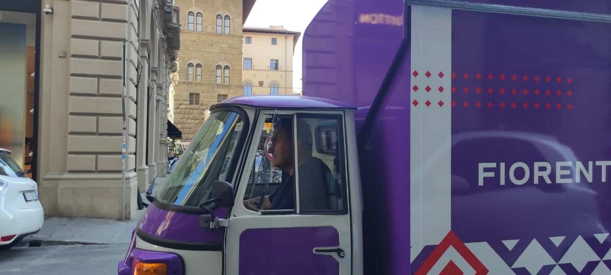 FOTO e VIDEO, Joe Barone gira il centro di Firenze con l'Ape Viola. Operazione simpatia tra i turisti - 