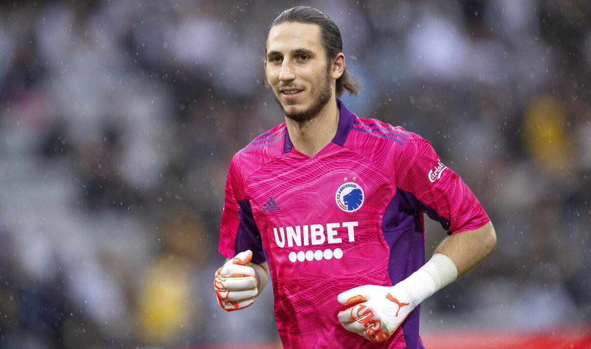 "La Fiorentina non ha ancora preso Grabara perchè prima vuole valutare tutte le altre opzioni" - Et smil fra FCK's målmand Kamil Grabara efter Pep Biel's scoring til 2-0 i superligakampen mellem AGF og FC København på Ceres Park i Aarhus, søndag den 15. august 2021. (Foto: Bo Amstrup/Ritzau Scanpix)