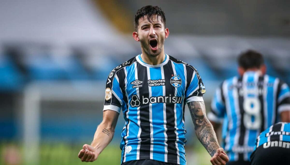 Dalla Turchia scrivono: "La Fiorentina sta per fare offerta di 10 milioni per Villasanti del Gremio" - RS - FUTEBOL/CAMPEONATO BRASILEIRO 2023 /GRENAL 439 - ESPORTES - Lance da partida entre Gremio e Internacional disputada na noite deste domingo, na Arena do Gremio, em partida valida pela Campeonato Brasileiro 2023. FOTO: LUCAS UEBEL/GREMIO FBPA