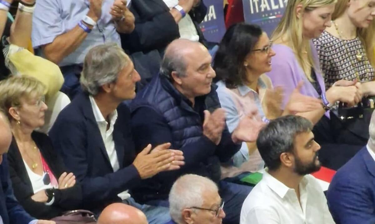 Commisso a vedere Italia-Francia degli Europei di Pallavolo. Sotto di lui Malagò e Giani - 