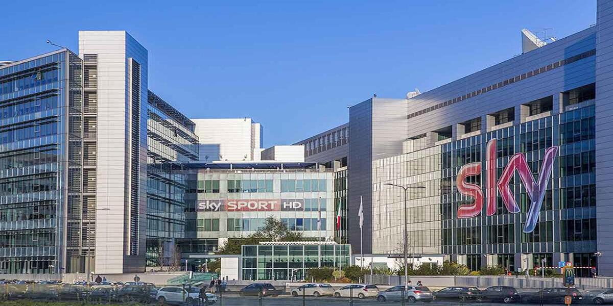Un ragazzo ha provato ad entrare nella sede di Sky: respinto. Poco dopo è stato trovato morto - 