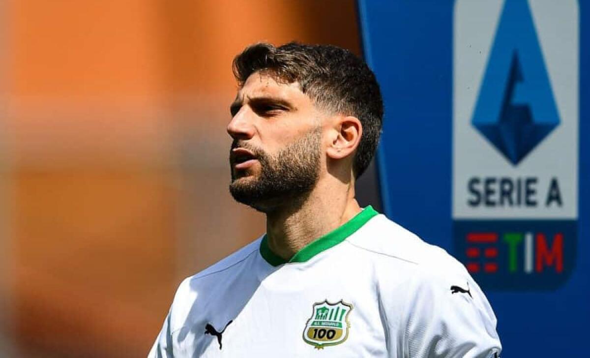 Accordo Berardi-Juventus. La Fiorentina per ora non ha nessuna intenzione di fare offerte - GENOA, ITALY - MAY 9: Domenico Berardi of Sassuolo looks on before the Serie A match between Genoa CFC and US Sassuolo at Stadio Luigi Ferraris on May 9, 2021 in Genoa, Italy. (Photo by Getty Images)