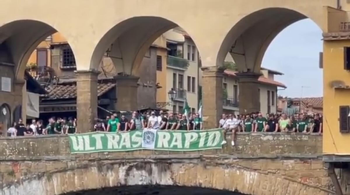 I tifosi del Rapid Vienna espongono il loro striscione sul Ponte Vecchio. Sono 2 mila in giro per Firenze - 