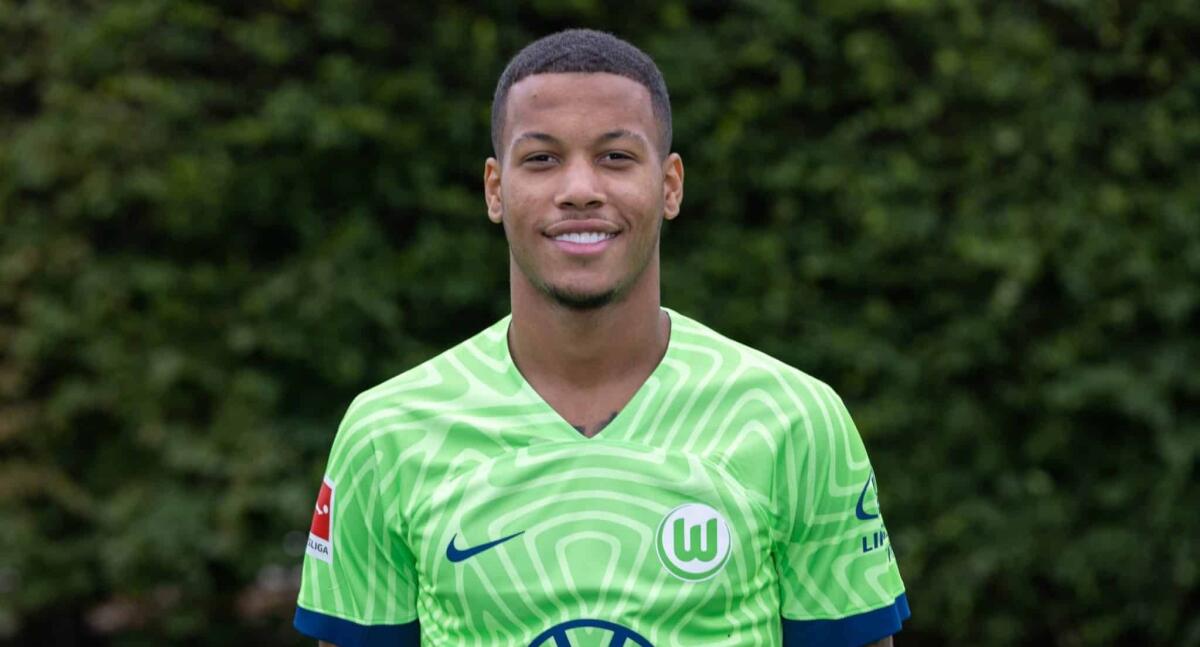 Sky Sport annuncia: "Vranckx alla Fiorentina per 7 milioni. Suo arrivo non è legato a cessione Amrabat" - WOLFSBURG, GERMANY - JULY 06: Aster Vranckx of VfL Wolfsburg poses during the team presentation at Volkswagen Arena on July 6, 2022 in Wolfsburg, Germany.  (Photo by Ronny Hartmann/Getty Images)