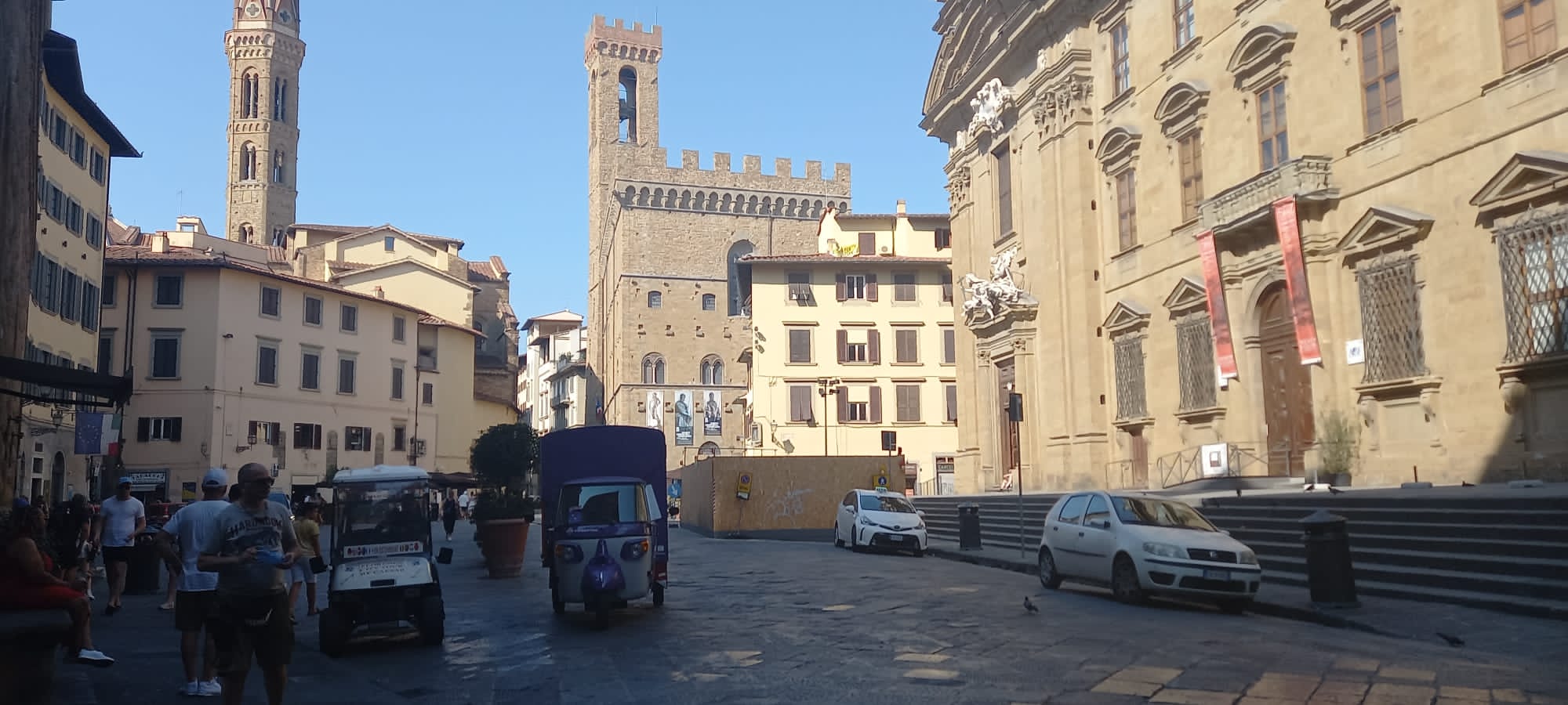 FOTO e VIDEO, Joe Barone gira il centro di Firenze con l'Ape Viola. Operazione simpatia tra i turisti