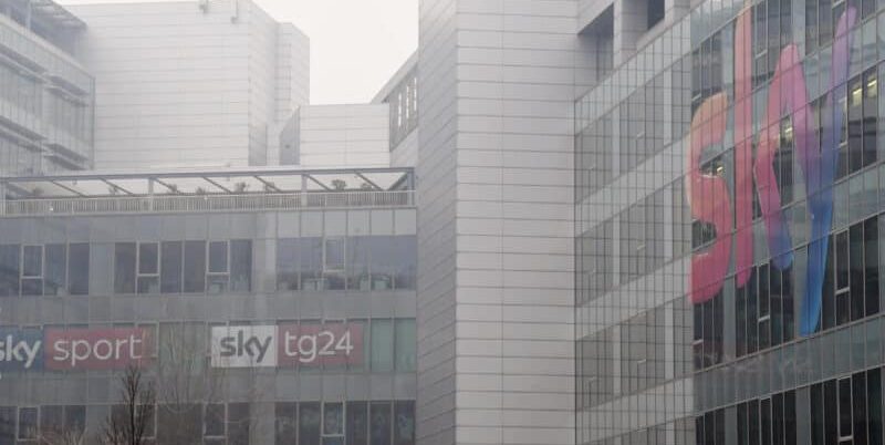 Un ragazzo ha provato ad entrare nella sede di Sky: respinto. Poco dopo è stato trovato morto