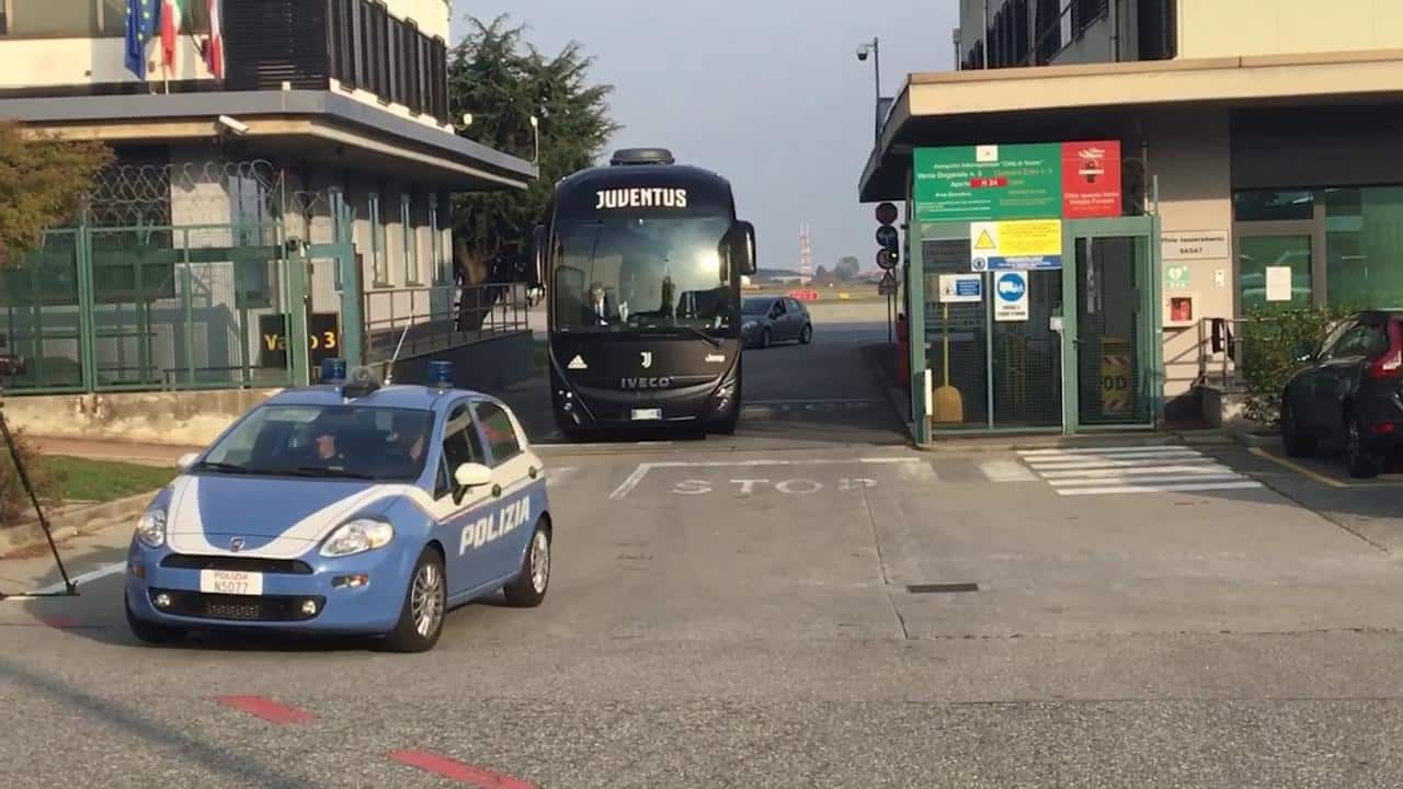 Il pullman della Juventus tampona la macchina della polizia mentre andava alla Dacia Arena di Udine