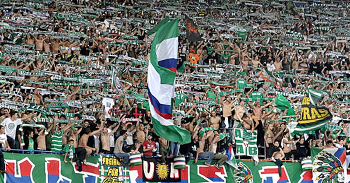 I tifosi del Rapid Vienna espongono il loro striscione sul Ponte Vecchio. Sono 2 mila in giro per Firenze