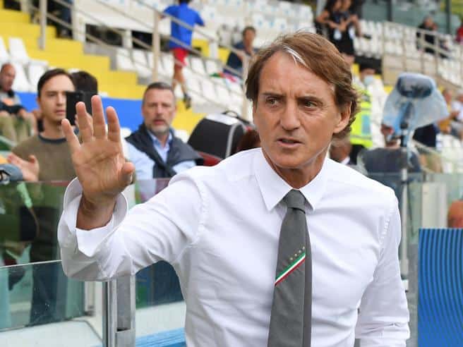 CESENA, ITALY - JUNE 07: Roberto Mancini, Head Coach of Italy acknowledges the fans prior to the UEFA Nations League League A Group 3 match between Italy and Hungary on June 07, 2022 in Cesena, Italy. (Photo by Claudio Villa/Getty Images)