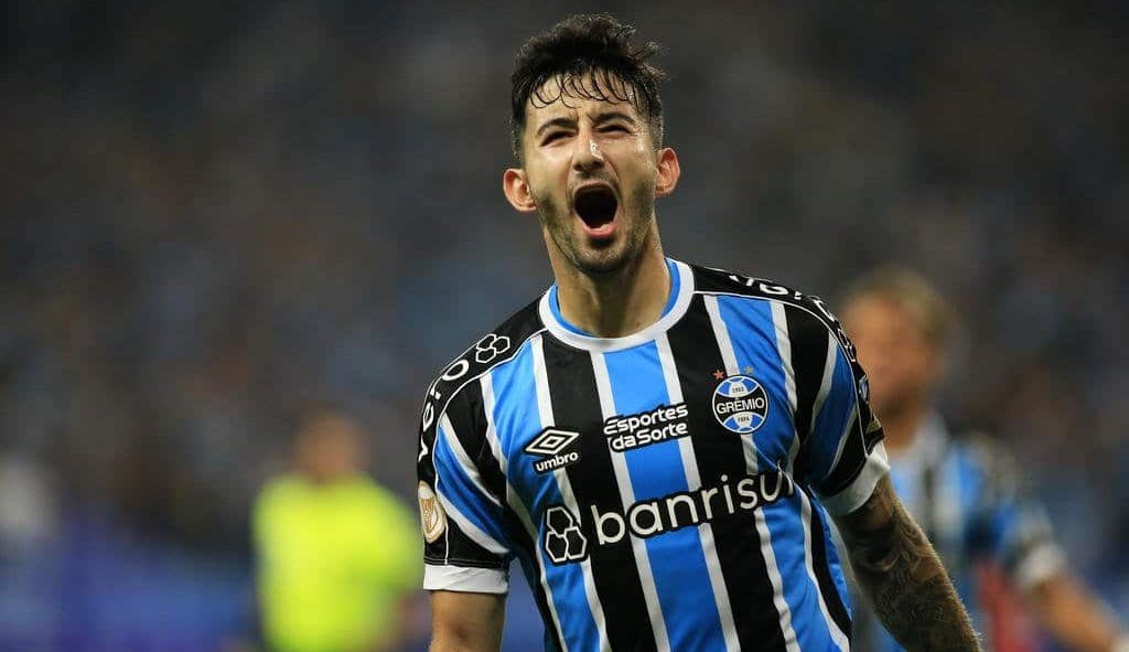 Dalla Turchia scrivono: "La Fiorentina sta per fare offerta di 10 milioni per Villasanti del Gremio"