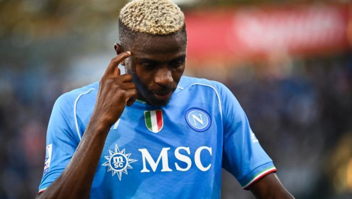 Osimhen furioso, toglie tutte le sue foto con la maglia del Napoli da Instagram. Si sente preso in giro - 