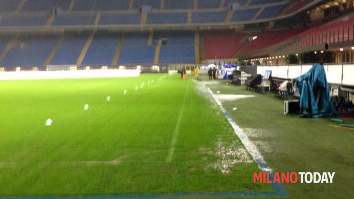 Violento nubifragio a San Siro, palla non rimbalza. Milan-Verona potrebbe essere rinviata. Disagi tifosi - 