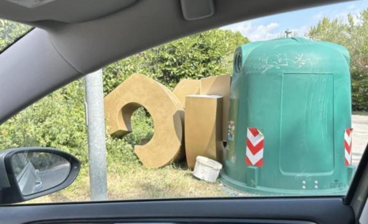 Lettere che compongono la scritta "Rocco Commisso Viola Park" abbandonate ai cassonetti - 