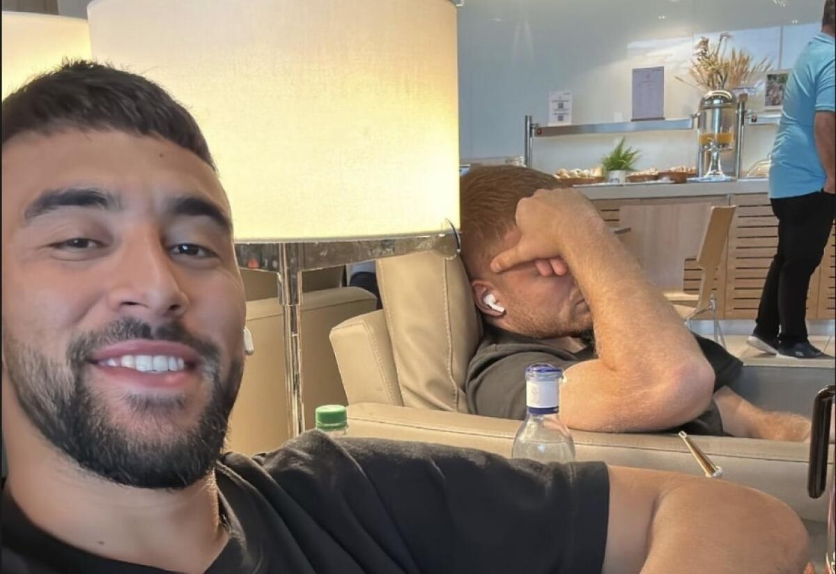 Nico Gonzalez e Beltran di rientro in Italia, il siparietto durante il viaggio: "Sei stanco fratello?" - 