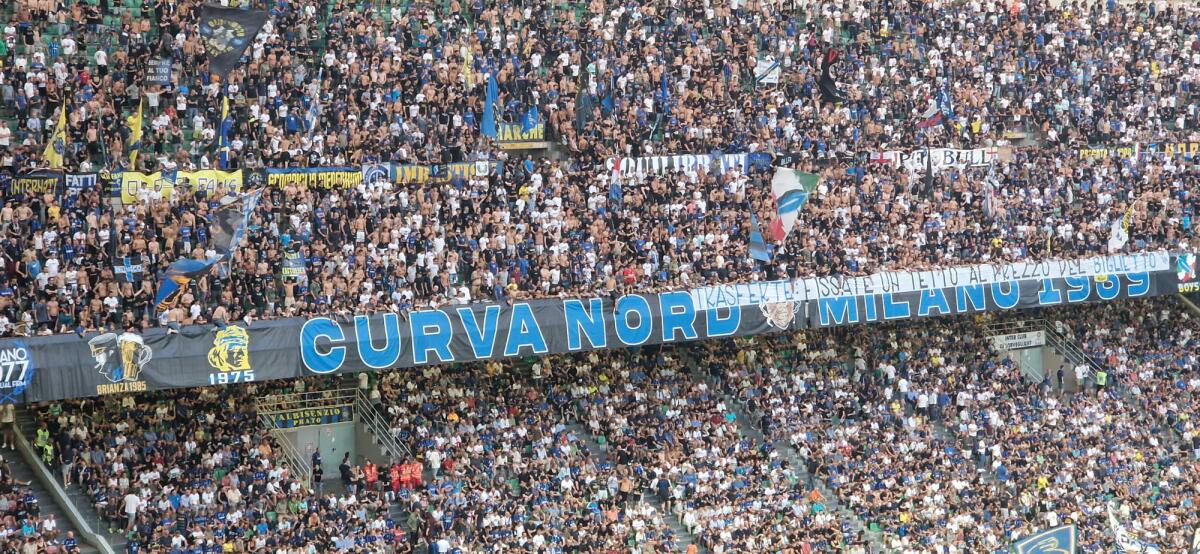 La Curva Nord dell'Inter canta: "Biraghi uno di noi". Il capitano della Fiorentina batte la mano sul cuore - 