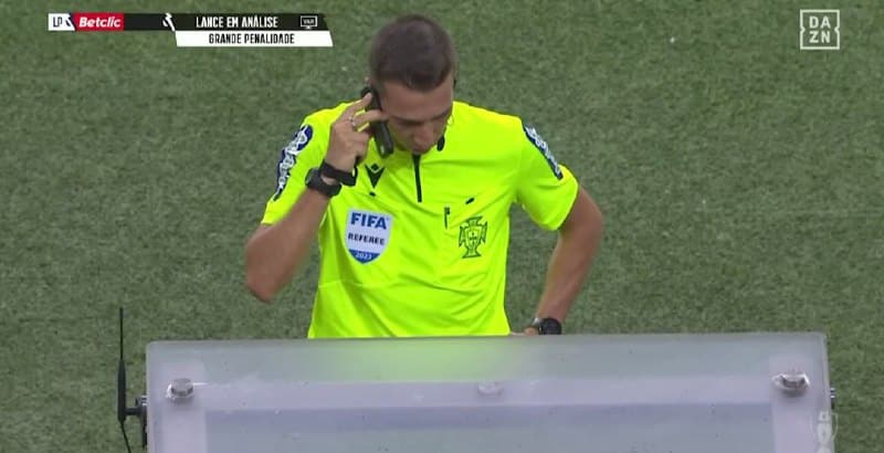 Clamoroso in Portogallo: Var non funziona e l'arbitro nega rigore al Porto con il cellulare