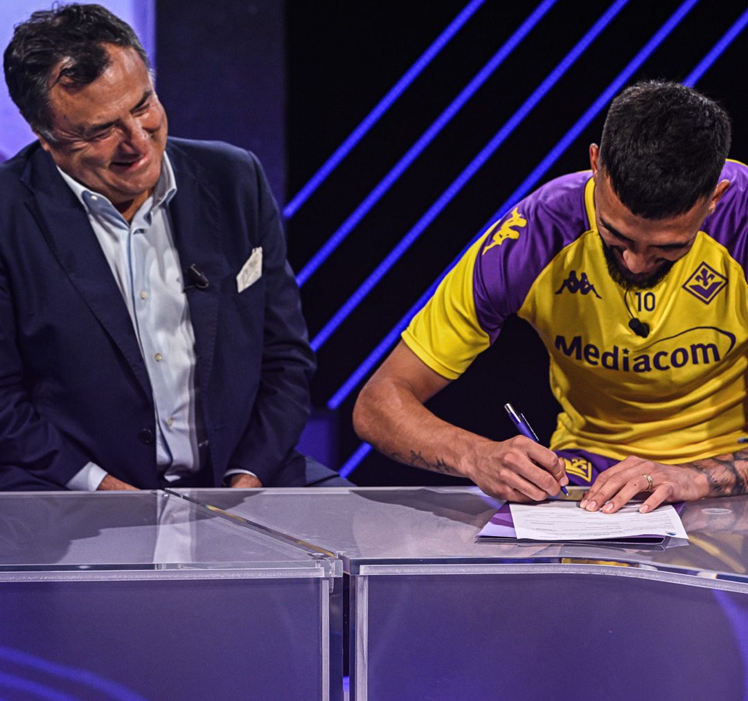 Nico Gonzalez firma con la Fiorentina, tutte le foto insieme con Barone. Stretta di mano e sorrisi