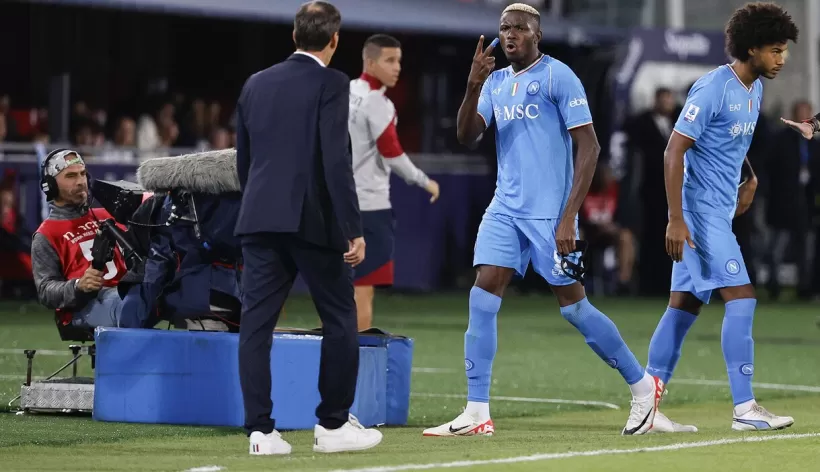 Osimhen furioso, toglie tutte le sue foto con la maglia del Napoli da Instagram. Si sente preso in giro