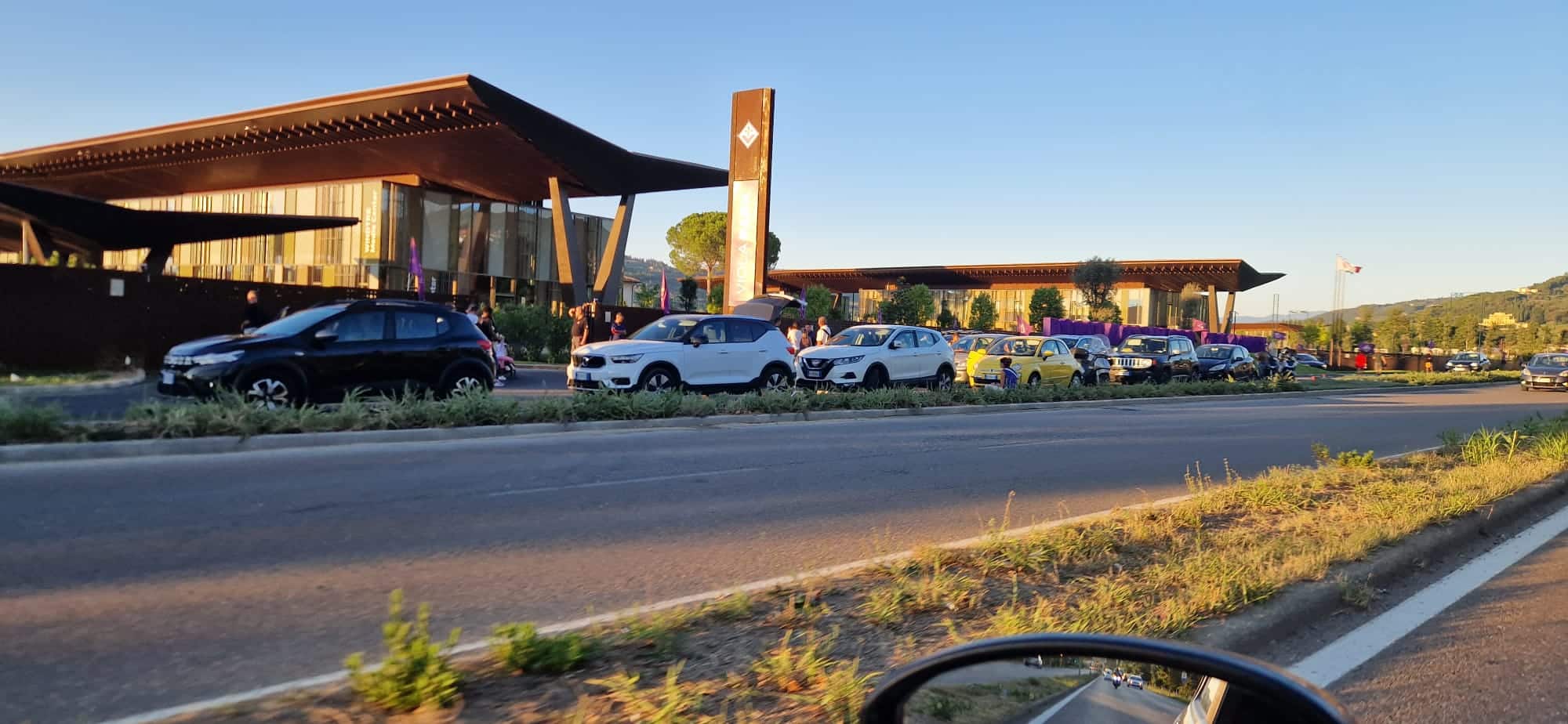 Caos al Viola Park, parcheggi non pronti e i genitori sono costretti a mettere l'auto in maniera casuale