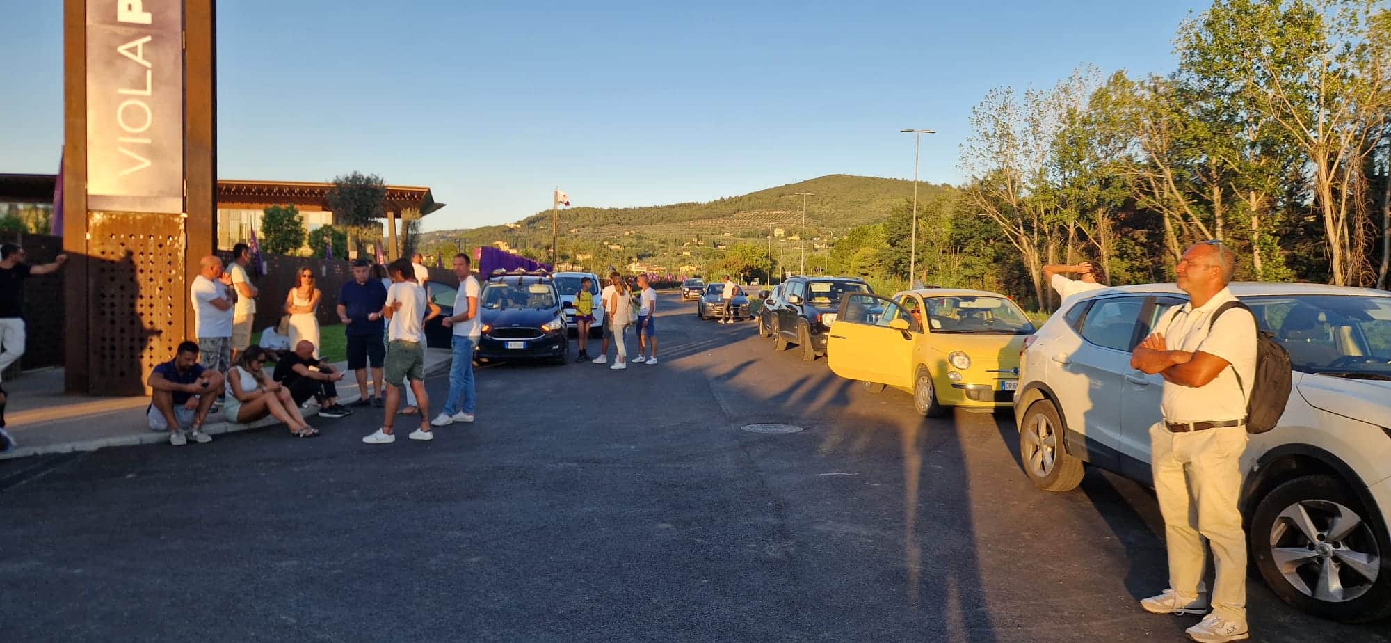 Caos al Viola Park, parcheggi non pronti e i genitori sono costretti a mettere l'auto in maniera casuale