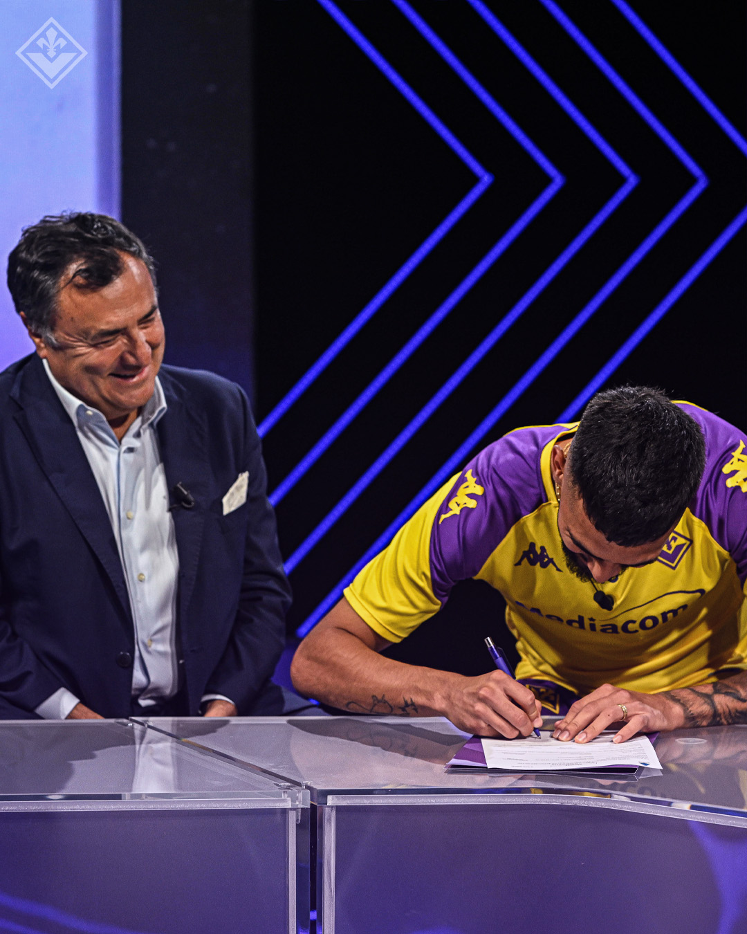Nico Gonzalez firma con la Fiorentina, tutte le foto insieme con Barone. Stretta di mano e sorrisi