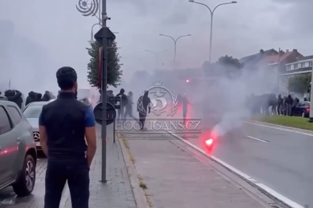 VIDEO, tifosi del Genk attaccano i tifosi della Fiorentina prima della partita. Scontri e intervento polizia