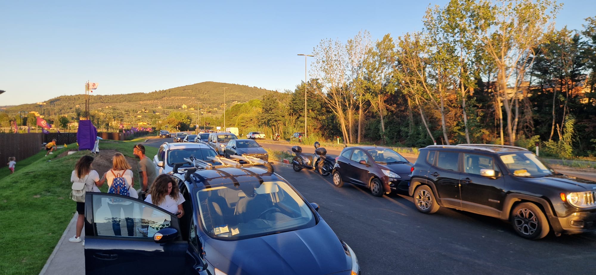 Caos al Viola Park, parcheggi non pronti e i genitori sono costretti a mettere l'auto in maniera casuale