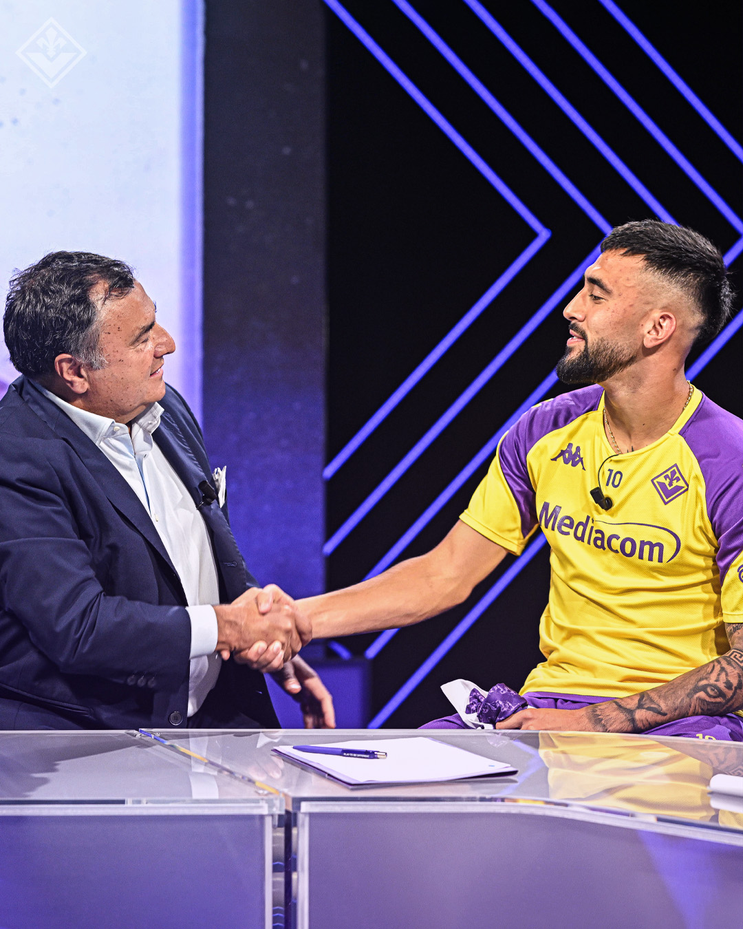 Nico Gonzalez firma con la Fiorentina, tutte le foto insieme con Barone. Stretta di mano e sorrisi