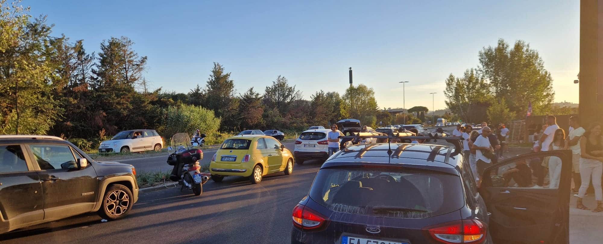 Caos al Viola Park, parcheggi non pronti e i genitori sono costretti a mettere l'auto in maniera casuale